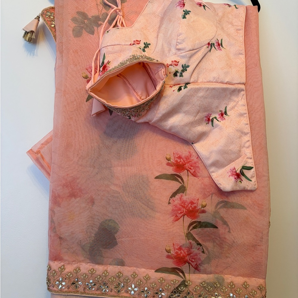 Elegant Pink Floral Saree‎ with Blouse